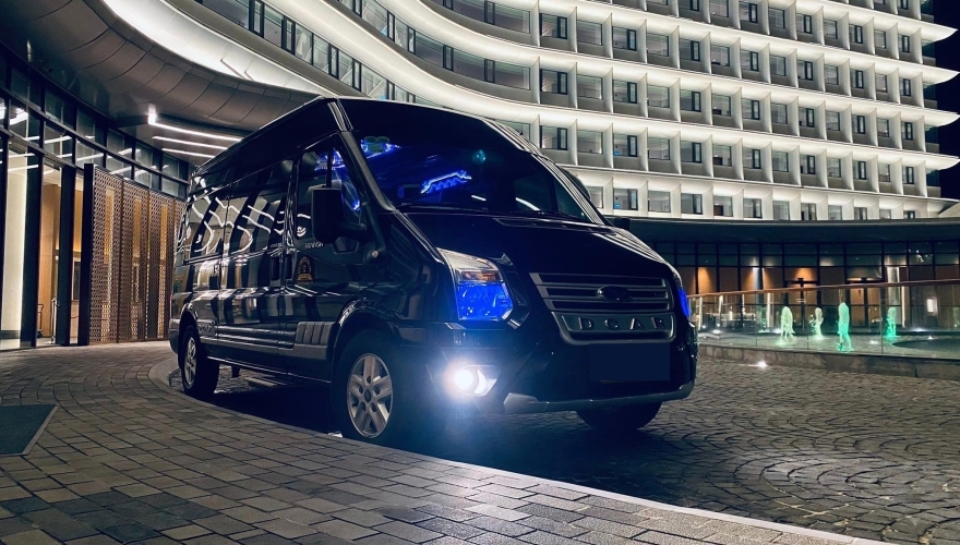 Luxury Limousine  9 Seats